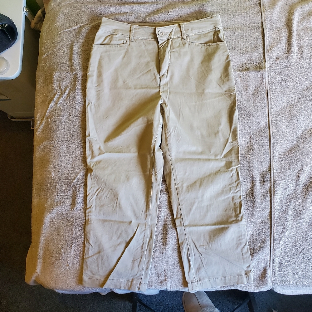 FINAL MARKDOWN- Croft and Barrow Khaki Capri Pants